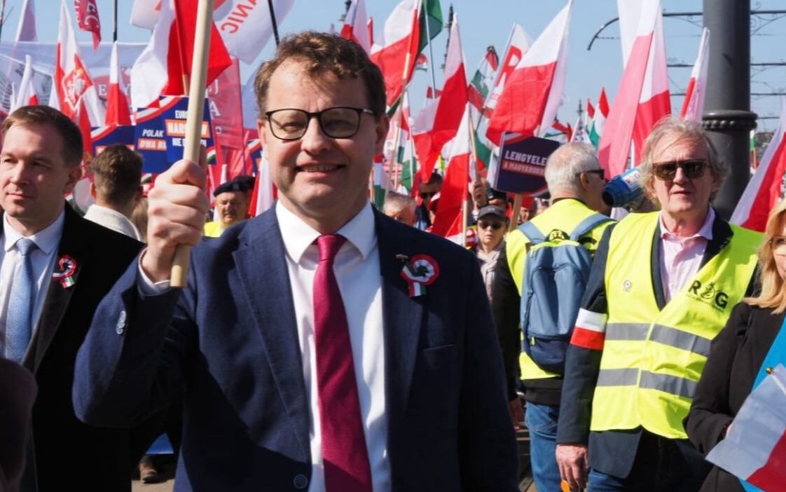 Macaristan da secim oncesi gosteriler orban ve rakibi magyar dan ayri mitingler 51613