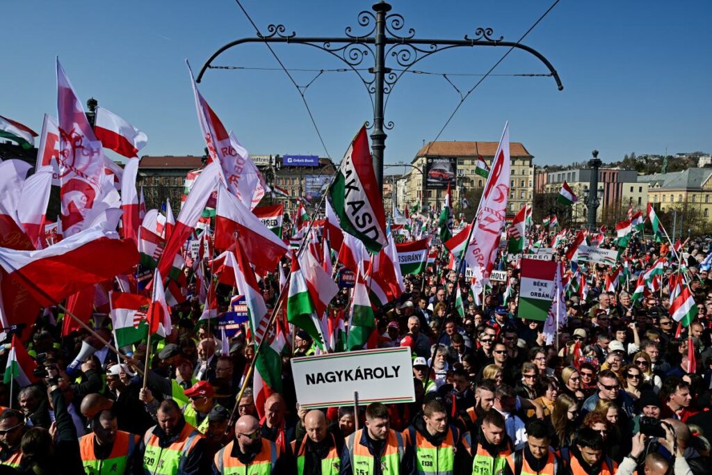 macaristan ulusal bayrami nda budapeste de farkli yuruyusler ve polonya ya yonelik mesajlar 51582