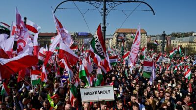 Macaristan ulusal bayrami nda budapeste de farkli yuruyusler ve polonya ya yonelik mesajlar 51582