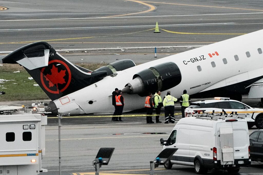 new york laguardia havalimani nda pist uzerinde meydana gelen carpismada i ki pilot hayatini kaybetti 54616