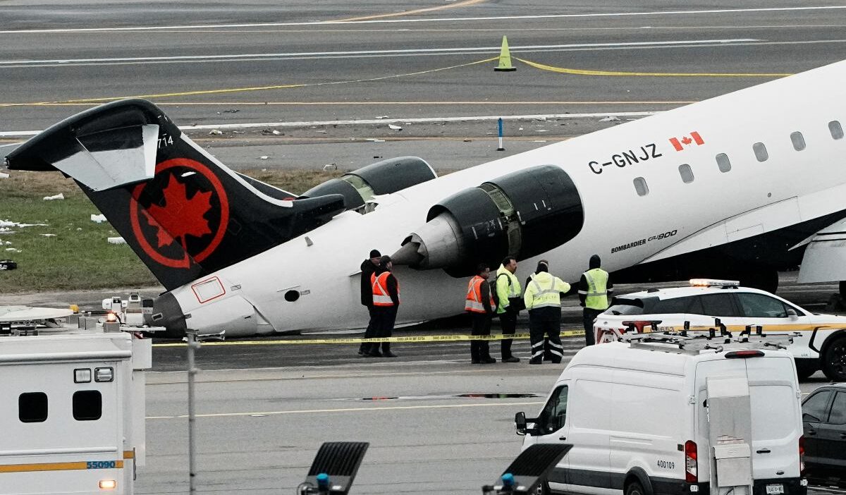 New york laguardia havalimani nda pist uzerinde meydana gelen carpismada i ki pilot hayatini kaybetti 54616