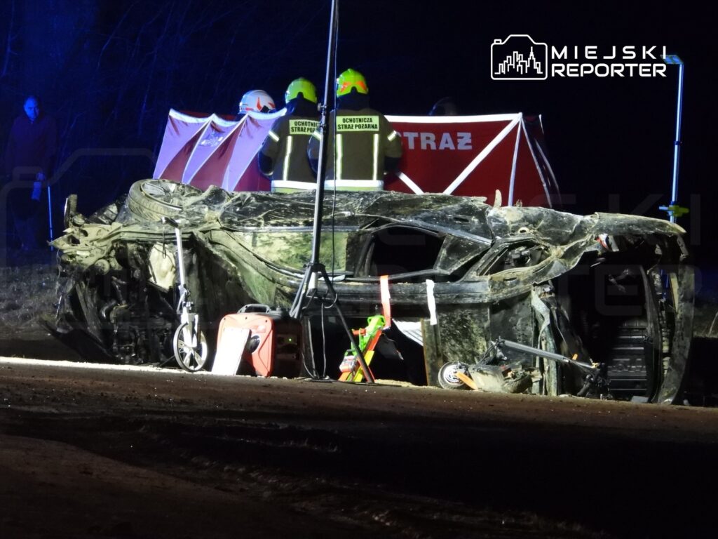 p ock ta m kolin de kaza gencleri tasiyan bmw nin devrilmesi sonucu 1 genc hayatini kaybetti 2 kisi agir yarali 51133
