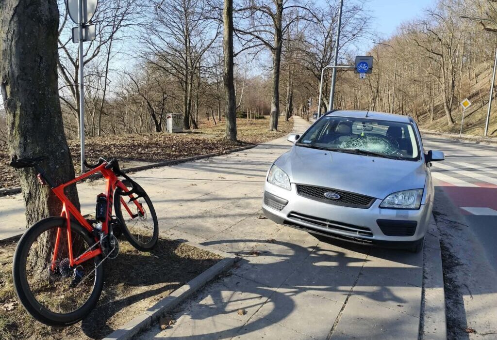 P ock ta trafik kazasi 77 yasindaki surucu yol vermeyince bisikletli hastaneye kaldirildi 50916