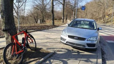 P ock ta trafik kazasi 77 yasindaki surucu yol vermeyince bisikletli hastaneye kaldirildi 50916