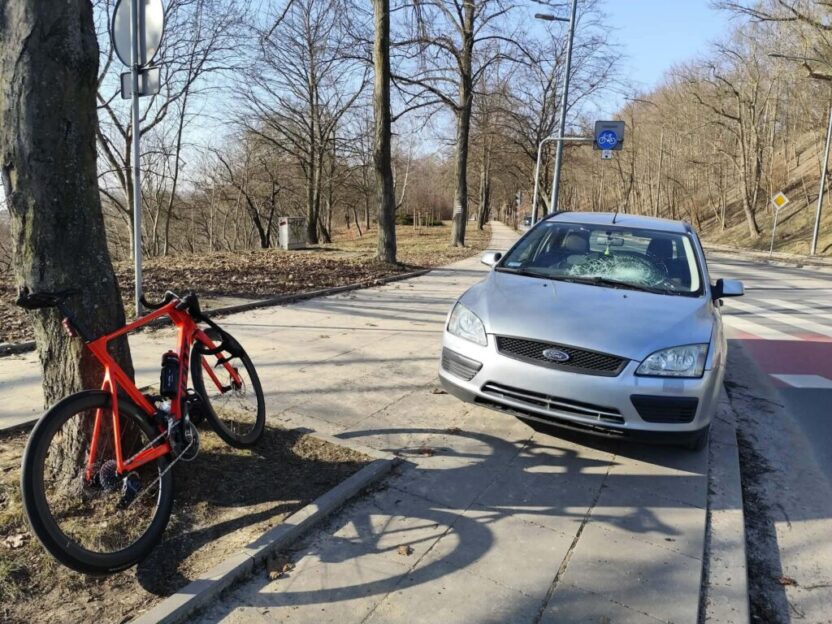 P ock ta trafik kazasi 77 yasindaki surucu yol vermeyince bisikletli hastaneye kaldirildi 50916