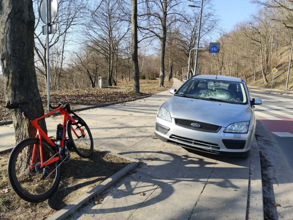 p ock ta trafik kazasi 77 yasindaki surucu yol vermeyince bisikletli hastaneye kaldirildi 50916