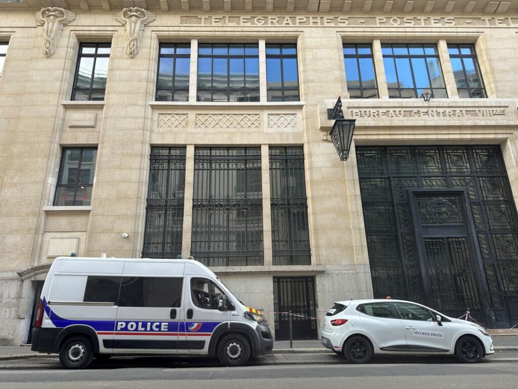 paris te bank of america onunde bomba girisimi supheli gozaltina alindi 56451