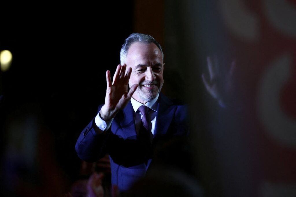 paris te solun zaferi gregoire yeni belediye baskani secildi 54196