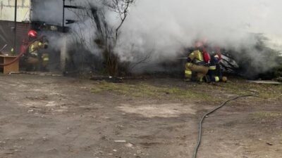 Polis ve saglik gorevlisinin hizli mudahalesiyle aile yangindan kurtuldu 55610