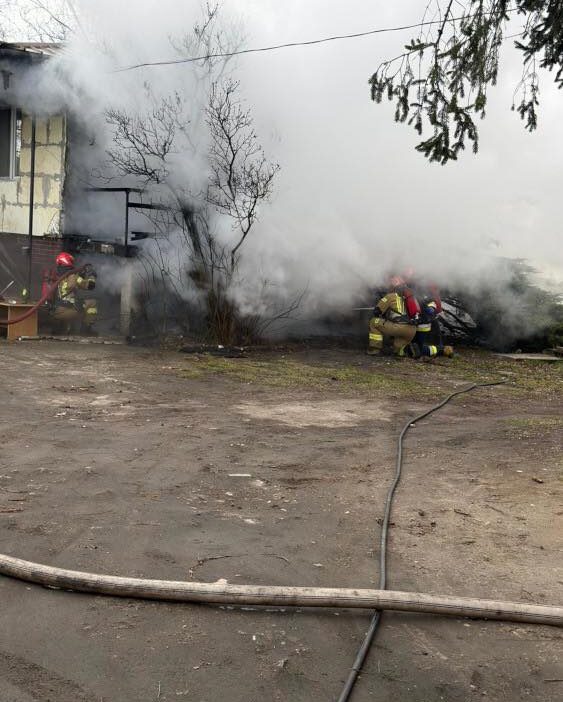 Polis ve sağlık görevlisinin hızlı müdahalesiyle aile yangından kurtuldu 1 Polis ve saglik gorevlisinin hizli mudahalesiyle aile yangindan kurtuldu 55610
