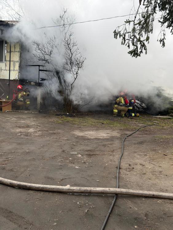 polis ve saglik gorevlisinin hizli mudahalesiyle aile yangindan kurtuldu 55610