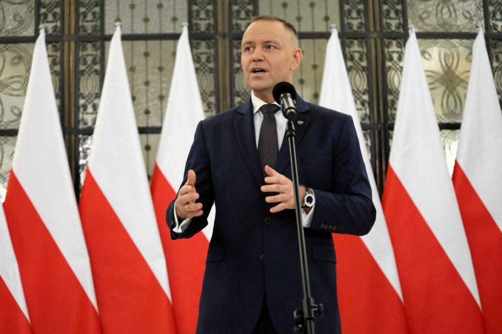 polonya anayasa mahkemesi uyelerinin yemin toreni tartismasi 57416