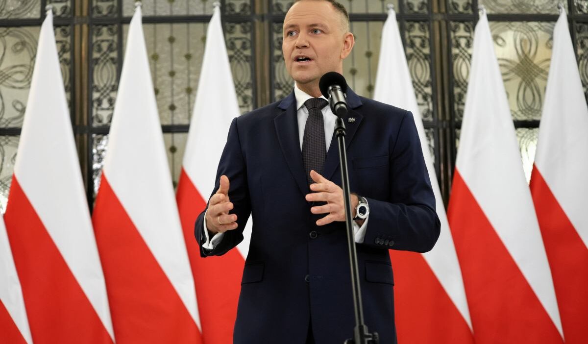 Polonya anayasa mahkemesi üyelerinin yemin töreni tartışması 1 Polonya anayasa mahkemesi uyelerinin yemin toreni tartismasi 57416