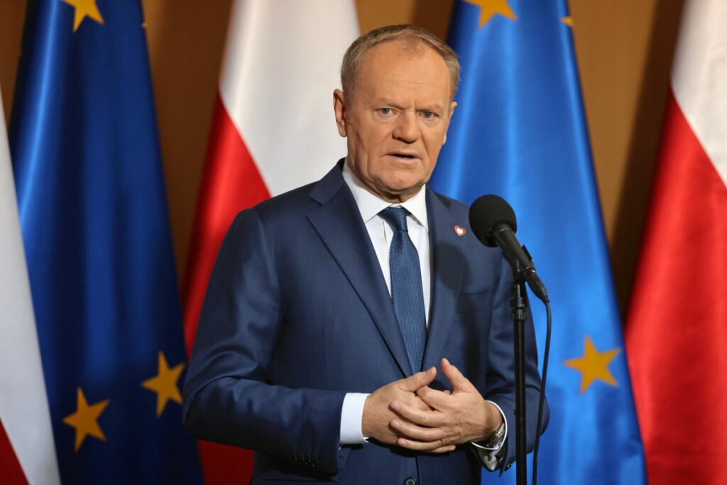 polonya basbakani tusk macaristan cumhurbaskani orb n in ziyaretini elestirdi ve avrupa birligi odemelerini beklediklerini acikladi 54724