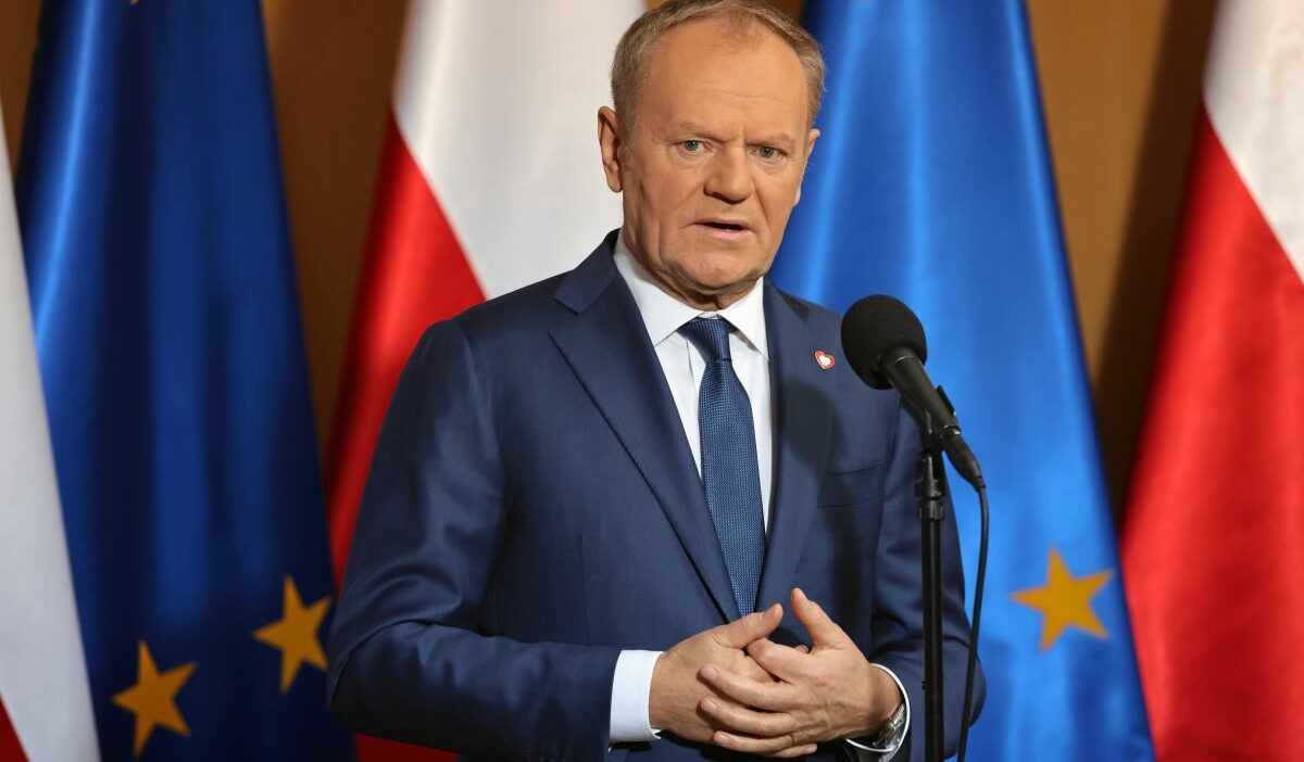 Polonya basbakani tusk macaristan cumhurbaskani orb n in ziyaretini elestirdi ve avrupa birligi odemelerini beklediklerini acikladi 54724