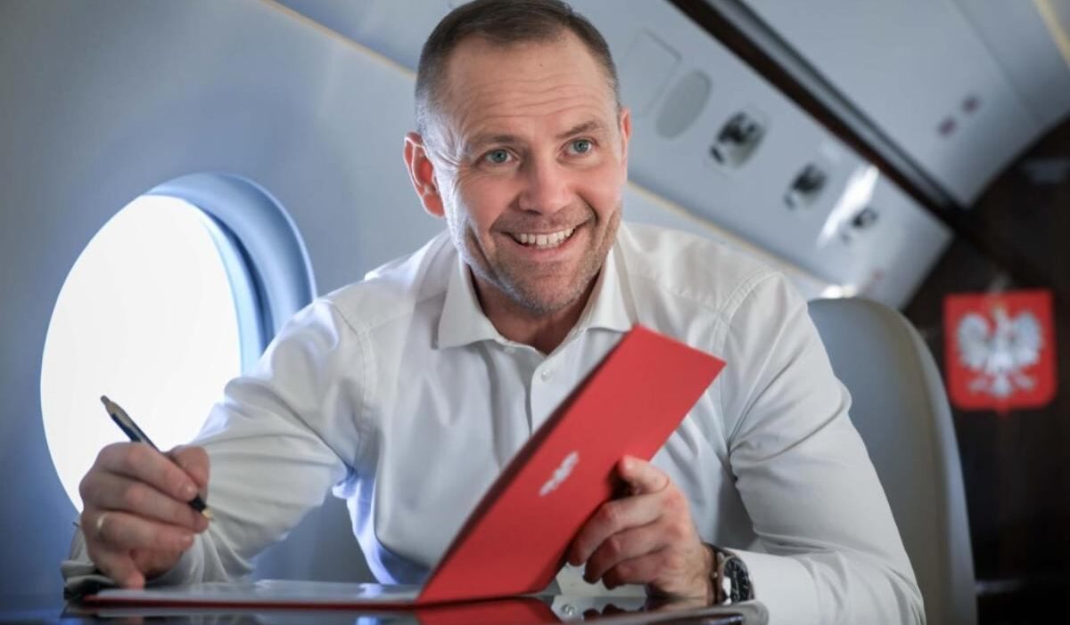 Polonya cumhurbaşkanı nawrocki, dallas uçuşu sırasında yakıt fiyatlarını düşüren yasaları i̇mzaladı 1 Polonya cumhurbaskani nawrocki dallas ucusu sirasinda yakit fiyatlarini dusuren yasalari i mzaladi 56470