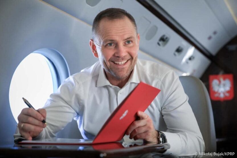 Polonya cumhurbaskani nawrocki dallas ucusu sirasinda yakit fiyatlarini dusuren yasalari i mzaladi 56470