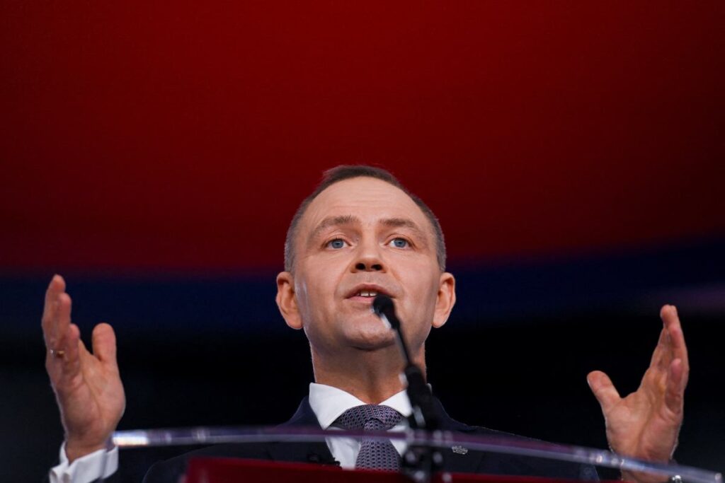 polonya cumhurbaskani nawrocki nin abd ziyareti ve anayasa mahkemesi hakimleri konusunda gelismeler 56741