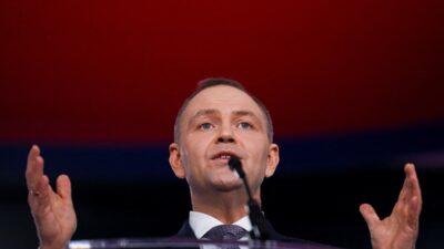 Polonya cumhurbaskani nawrocki nin abd ziyareti ve anayasa mahkemesi hakimleri konusunda gelismeler 56741