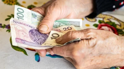 Polonya'da 2,4 milyon emekliye erken emekli i̇kramiyesi 2 Polonya da 2 4 milyon emekliye erken emekli i kramiyesi 57066
