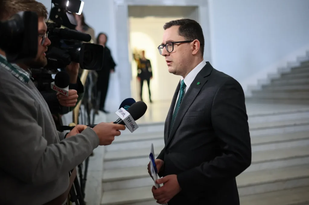 polonya da akaryakit fiyatlarini dusurme yasasi meclis ve senato dan gecti 56031