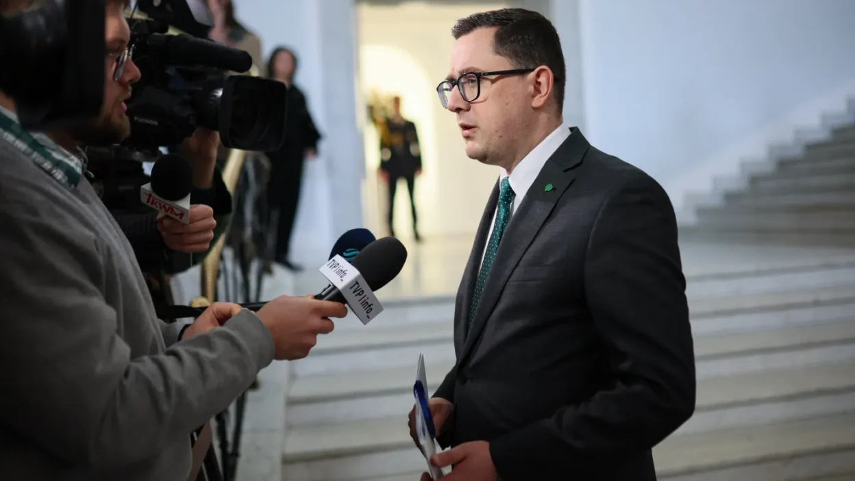 Polonya da akaryakit fiyatlarini dusurme yasasi meclis ve senato dan gecti 56031