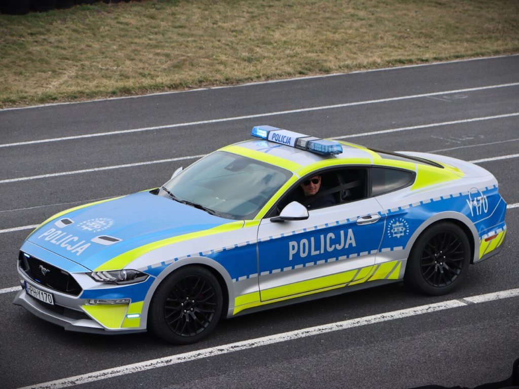 polonya da alkollu surucuden konfiske edilen mustang gt polis hizmetine sunuldu 52762