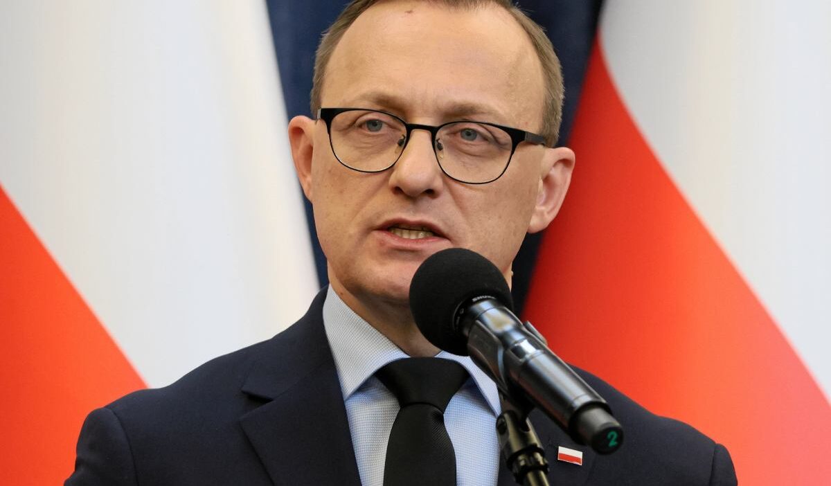 Polonya da anayasa mahkemesi hakimlerinin secimi tartismaya yol acti 52660