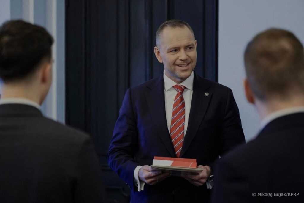 polonya da anayasa mahkemesi uyelerinin yemin etme sureci tartisma yaratti 54025