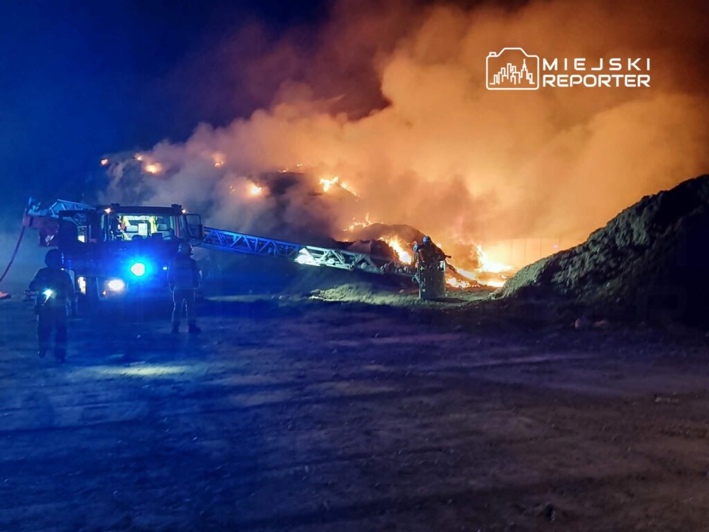 polonya da atik depolama alaninda buyuk yangin 53 i tfaiyeci mudahale etti 56582