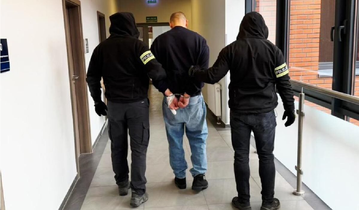 Polonya'da avrupa tutuklama emriyle çek vatandaşı gözaltına alındı 1 Polonya da avrupa tutuklama emriyle cek vatandasi gozaltina alindi 57259