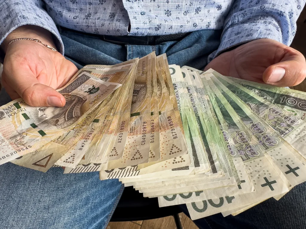 polonya da emekli maaslari rekor seviyede 50 bin z ot asimi odemeler 56594