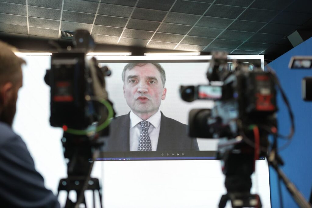 polonya da eski bakan ziobro ya yonelik sorusturma ve hukuki surecler 56960