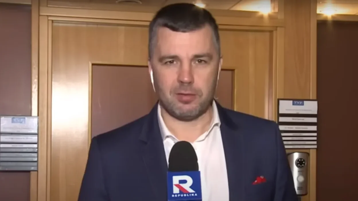 Polonya'da gazeteci michał rachoń, askeri i̇stihbarat merkezi önünde gözaltına alındı i̇ddiası 1 Polonya da gazeteci micha racho askeri i stihbarat merkezi onunde gozaltina alindi i ddiasi 55444