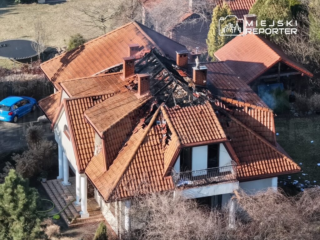 Polonya da konut yangini kajetany da cati kati alev alev yandi 51509