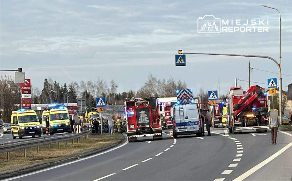 Polonya'da mercedes kazası: 4 yaralı, 2'si ağır durumda 1 Polonya da mercedes kazasi 4 yarali 2 si agir durumda 54148