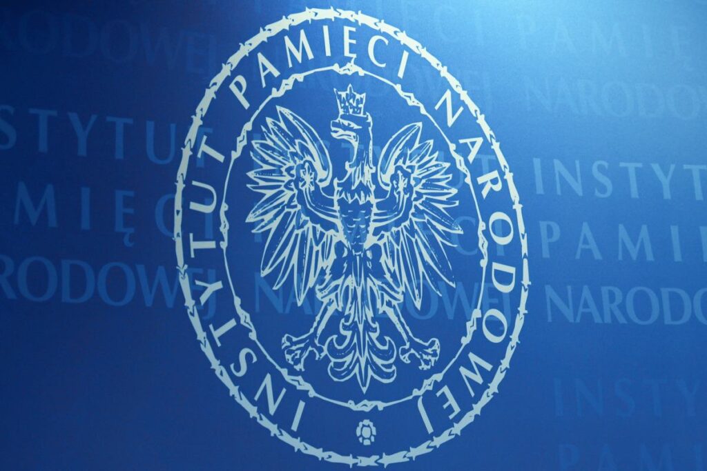 polonya da nkvd tarafindan katledilen subayin nisani ukrayna da satiliga cikarildi 52688