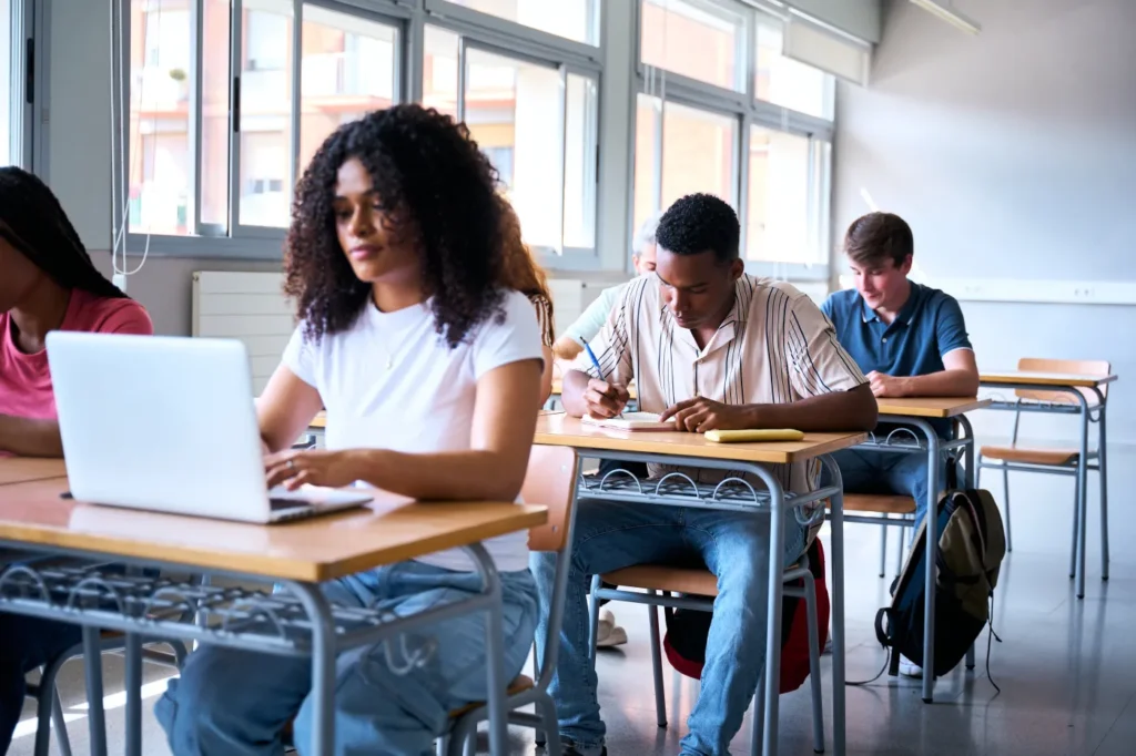 polonya da okul takvimi degisikligi tartismasi artan sicaklar egitimde yeni duzenlemeleri zorunlu kiliyor 56299