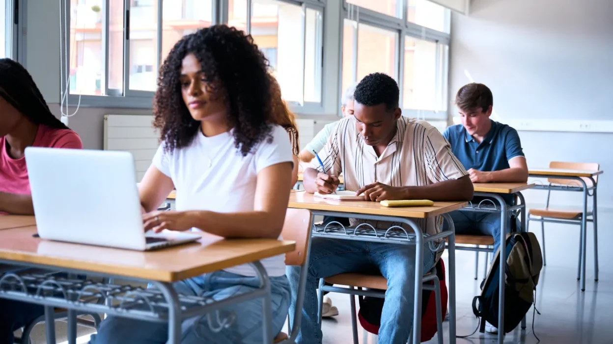 Polonya da okul takvimi degisikligi tartismasi artan sicaklar egitimde yeni duzenlemeleri zorunlu kiliyor 56299