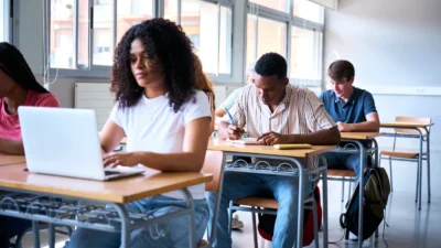 Polonya da okul takvimi degisikligi tartismasi artan sicaklar egitimde yeni duzenlemeleri zorunlu kiliyor 56299