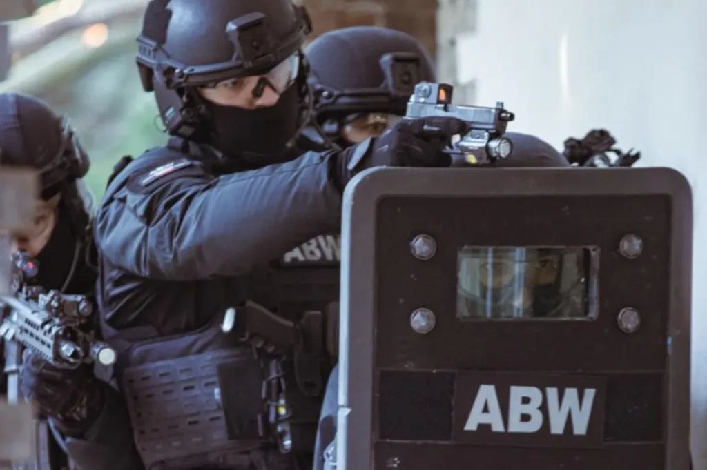 polonya da okullarda seri bomba i hbarlari eski i stihbarat gorevlisinden uyari 52796