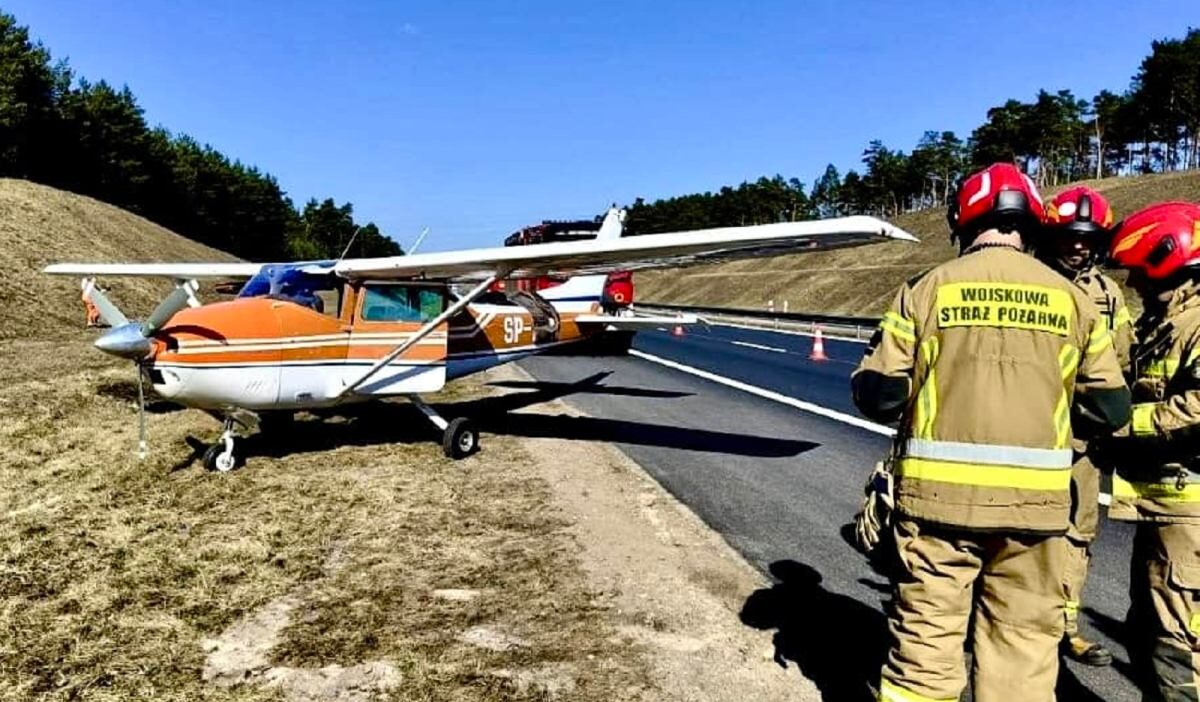 Polonya'da otobanda acil i̇niş yapan cessna 182 uçağı 1 Polonya da otobanda acil i nis yapan cessna 182 ucagi 54074
