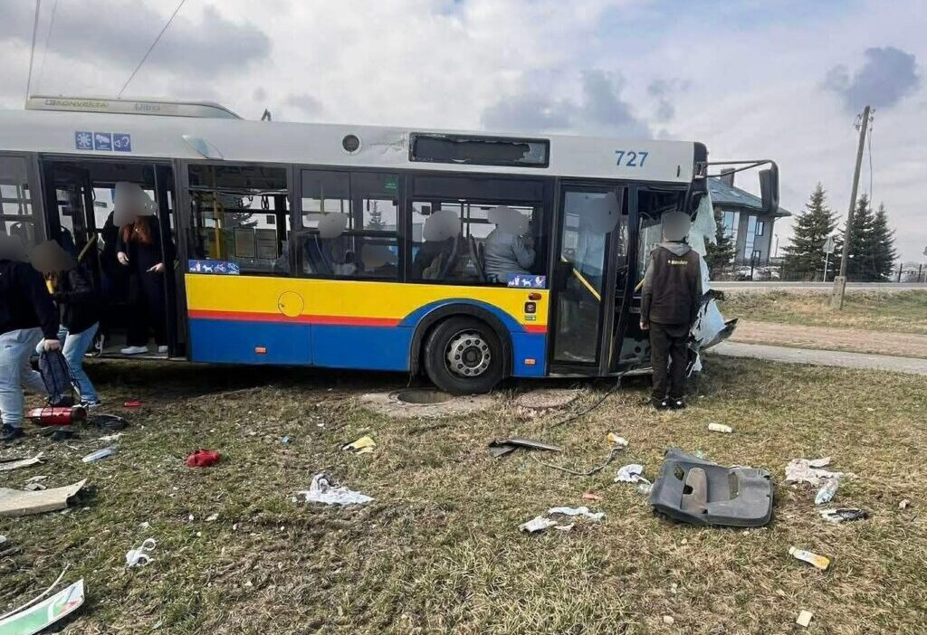 Polonya da otobus ve volkswagen carpisti 6 yarali 53517