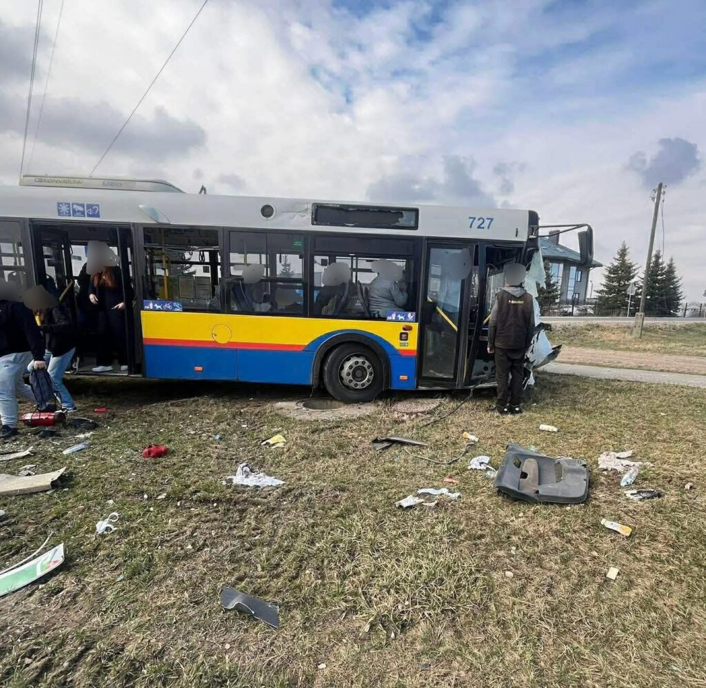 Polonya da otobus ve volkswagen carpisti 6 yarali 53517