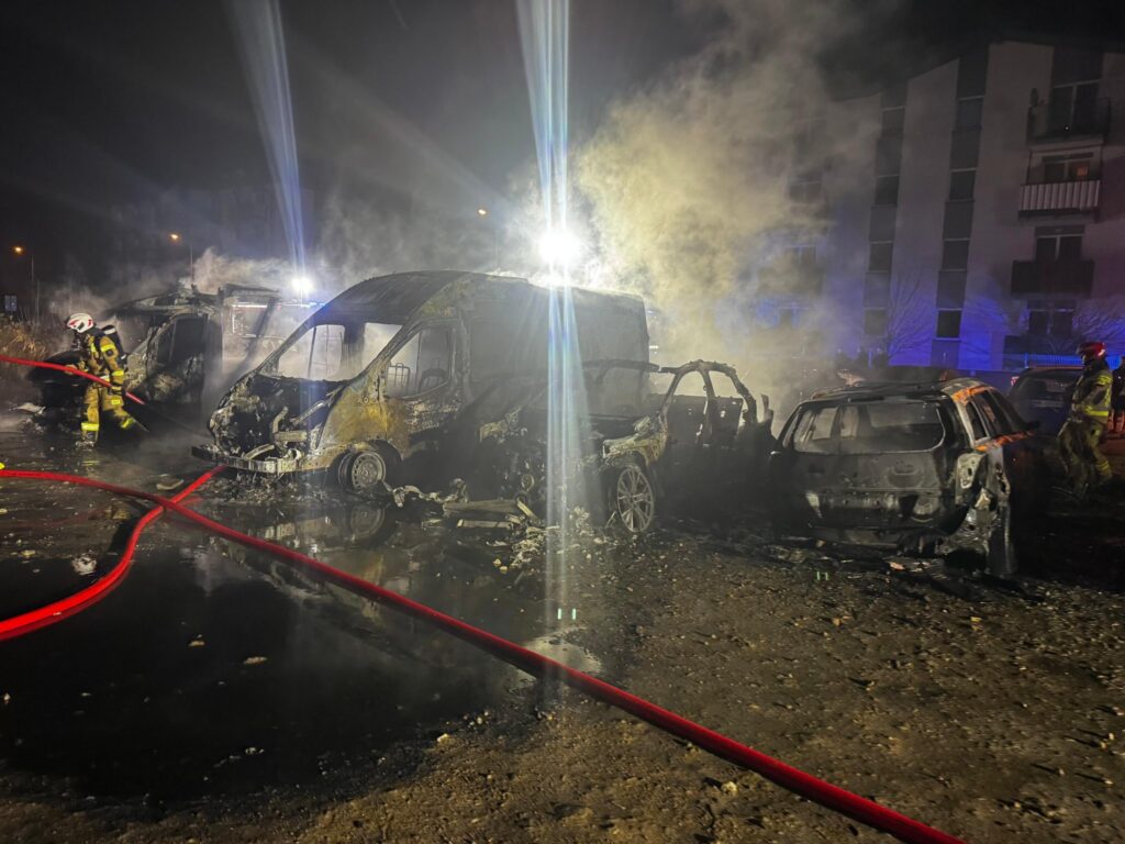 polonya da park halindeki araclara es zamanli yangin 15 arac etkilendi 55729