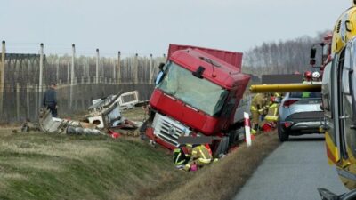 Polonya da renault kamyon kazasi bir yarali helikopterle hastaneye kaldirildi 53005
