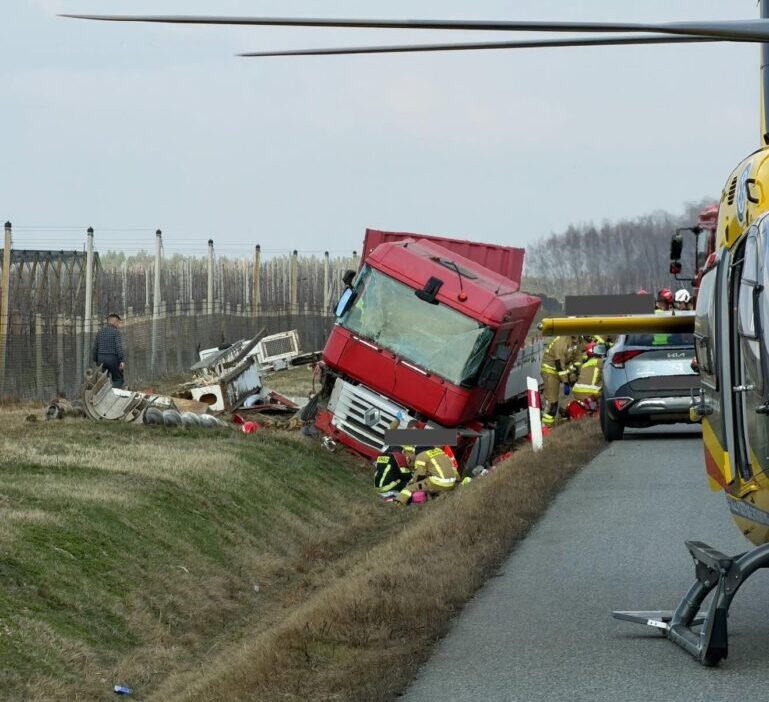 Polonya da renault kamyon kazasi bir yarali helikopterle hastaneye kaldirildi 53005