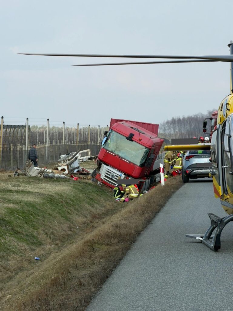 Polonya da renault kamyon kazasi bir yarali helikopterle hastaneye kaldirildi 53005