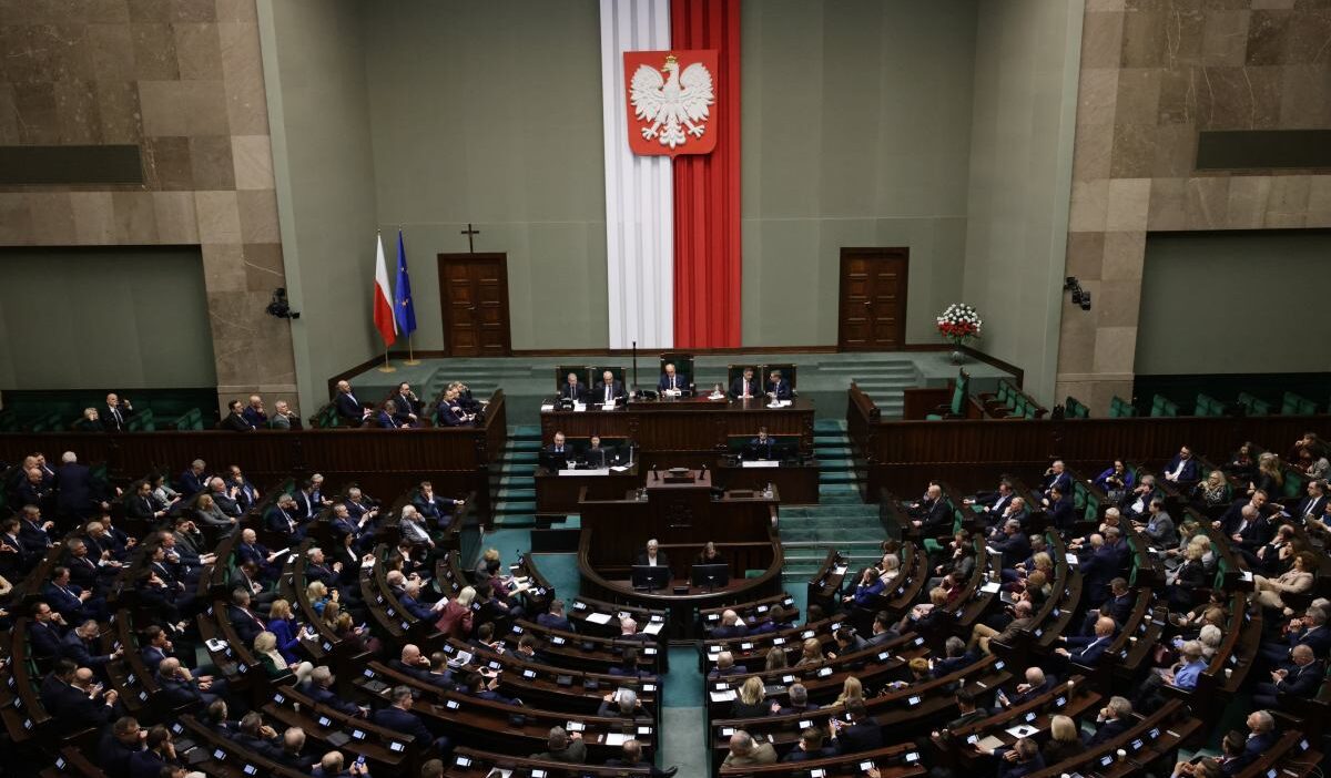 Polonya da secim anketleri hukumet ve muhalefette degisim gosteriyor 57001