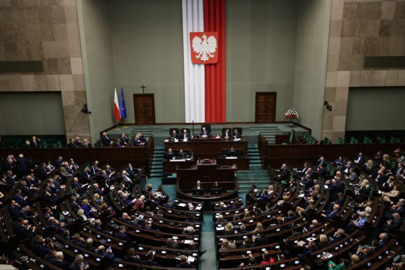 Polonya da secim anketleri hukumet ve muhalefette degisim gosteriyor 57001